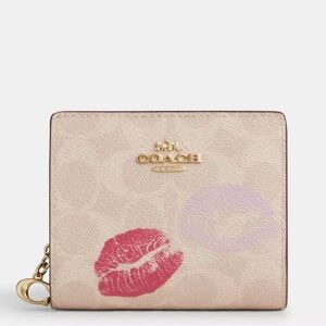 💋💋New Coach SNAP WALLET IN SIGNATURE CANVAS WITH LIPS PRINT💋💋
